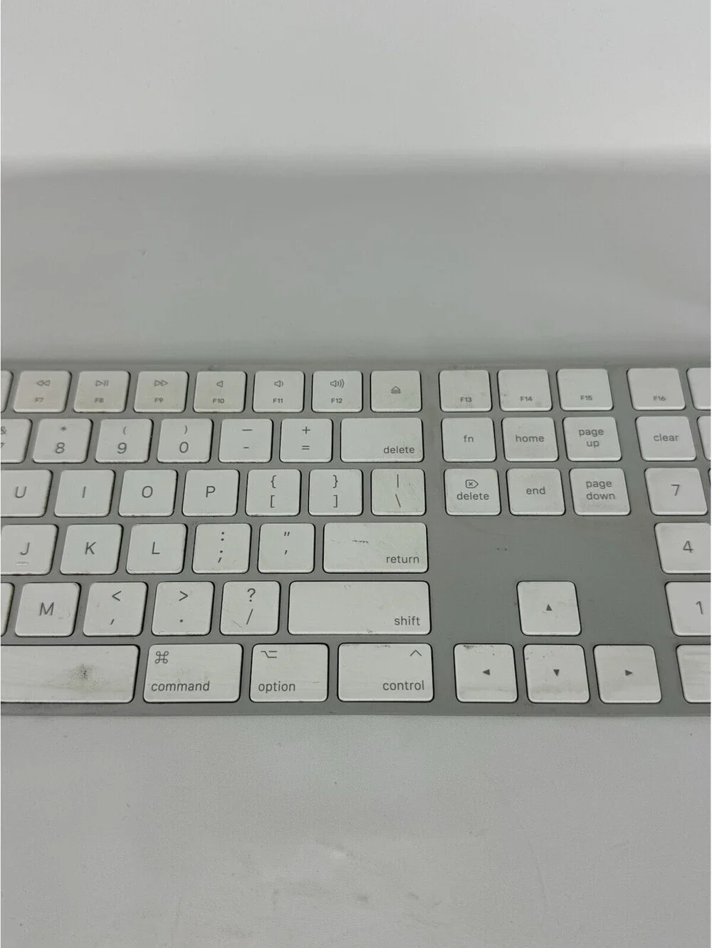 Apple A1843 Wireless Keyboard w/ Numeric Keypad MQ052LL/A Bluetooth Grade B